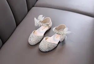 Funkelnde silberne Prinzessinnenschuhe für Mädchen mit Perlen und Netzschleifen.