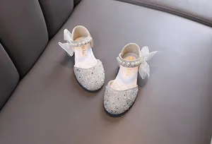 Detailansicht der Prinzessinnenschuhe für Mädchen mit Strasssteinen und Perle