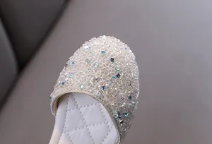 Detailaufnahme funkelnder Strass-Verzierungen auf Prinzessinnen-Schuhen für Mädchen