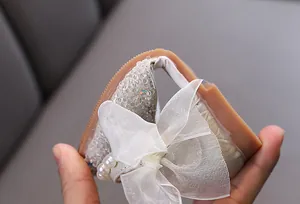 Nahaufnahme der flexiblen Gummisohle von glänzenden silbernen Pailletten Mädchen-Prinzessin-Schuhen