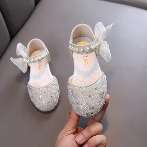 Funkelnde Prinzessinnenschuhe für Mädchen mit Perlen und Schleifen für Tanzfeste.