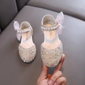 Elegante glitzernde Mädchen Prinzessinnenschuhe mit Perlenriemen und rosa Schleifen