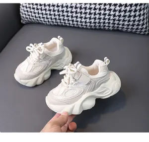 Detailansicht der atmungsaktiven Netzstruktur und der dicken Sohle dieser Kleinkind-Schuhe