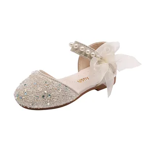 Weiße Mädchen-Prinzessin-Ballerinas mit Perlenriemen und großer Schleife aus Mesh
