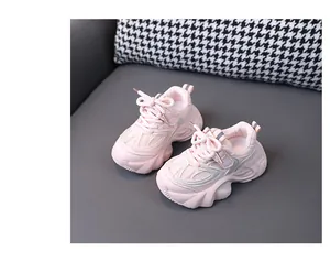 Seitenansicht von rosa klobigen Kindersneakern mit atmungsaktivem Mesh und dicken Sohlen