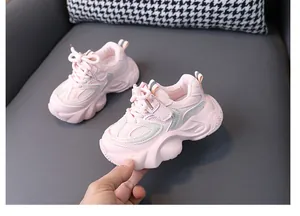 Detaillierte Nahaufnahme von leichten rosa Kindersportschuhen aus atmungsaktivem Mesh