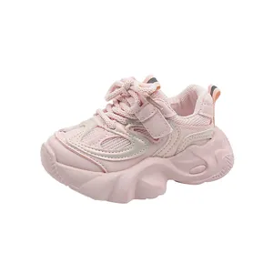 Seitenansicht der rosa atmungsaktiven Kinder-Sneaker mit Klettverschluss und dicker Sohle
