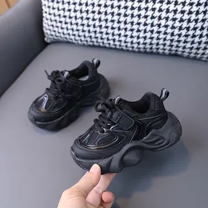 Schwarze atmungsaktive Mesh-Kinder-Sneaker mit dicker Sohle für Jungen und Mädchen