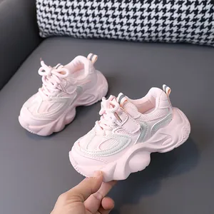 Atmungsaktive pinke Mesh-Kinderschuhe mit leichten, klobigen Sohlen für Kleinkinder.