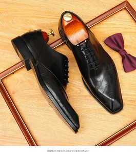 Dettaglio di motivi intagliati su scarpe Oxford da uomo in pelle nera di lusso