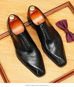 Dettaglio di scarpe Oxford in vera pelle nera con incisione a mano molto elegante
