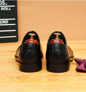 Vista posteriore dettagliata di scarpe Oxford in pelle nera premium da uomo eleganti