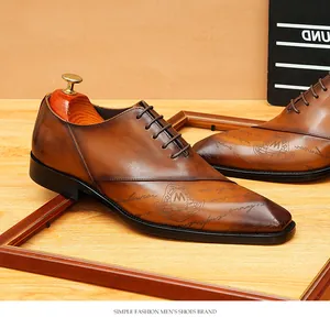 Vista ravvicinata di scarpe Oxford in pelle marrone con elegante incisione laser