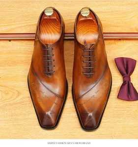 Vista dettagliata delle scarpe Oxford in pelle marrone con calligrafia incisa al laser
