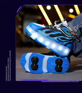 Vista detallada de zapatillas con 4 ruedas para niños con luces LED y diseño de llama