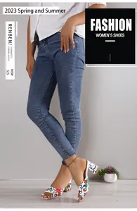 Detailansicht der Pantoletten mit hohem Absatz und floralem Muster im Boho-Stil