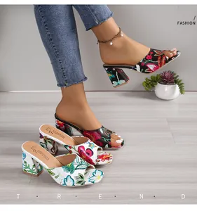 Elegante Mules mit Blumenmuster, klobigem Absatz und runder Spitze für einen schicken Look
