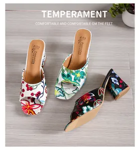 Elegante Damen Mules mit lebhafter Blumenstickerei und bequemen, stabilen Blockabsätzen
