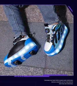 Detalle de los zapatos con ruedas para niños con llamas azules, luces LED y ruedas