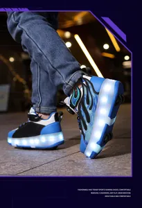 Detalle de zapatos con ruedas LED para niños con diseño de llamas y cuatro ruedas