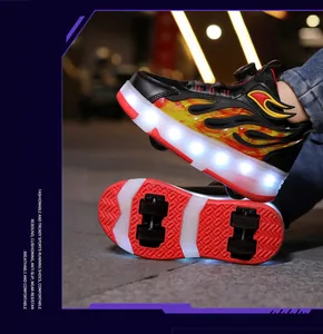 Vista detallada de zapatillas con 4 ruedas LED para niños con un diseño de llamas vibrante