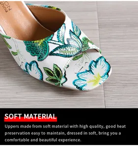 Detailansicht des weichen Materials und des Blumengraffiti-Prints auf Peep-Toe-Sandalen.