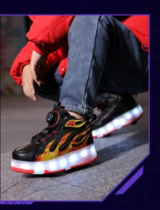 Primer plano de zapatos con ruedas para niños con luces LED y diseño de llamas