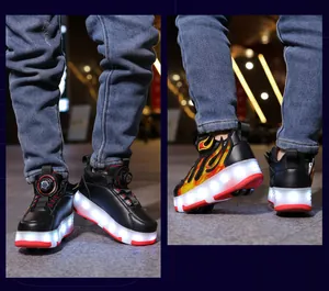 Primer plano de zapatos con ruedas LED para niños con diseño de llamas y luces