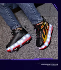Detalle de zapatillas con ruedas LED para niños con diseño de llamas y ruedas retráctiles