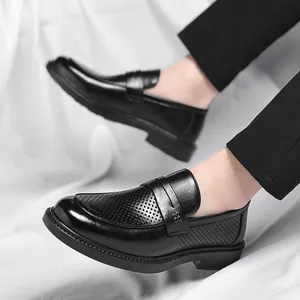 Mocassins élégants en cuir perforé noir pour hommes, parfaits pour le style business