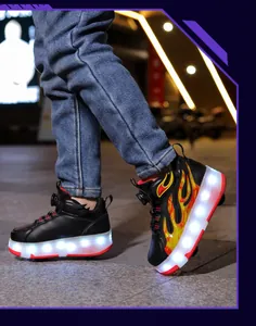 Detalle de zapatos con ruedas para niños con luces LED y vivos motivos de llamas.