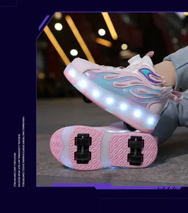 Detalle de zapatos de 4 ruedas rosas para niños con luces LED blancas en la suela