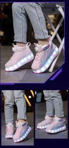 Primer plano de zapatillas con ruedas rosas para niños con luces LED y diseño de llamas