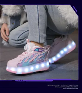 Vista lateral detallada de zapatos de ruedas rosas para niños con suelas LED luminosas