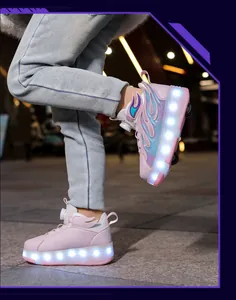 Zapatillas con ruedas rosa para niños con luces LED y cuatro ruedas de noche.
