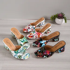 Modische Sandalen mit Blockabsatz und Blumenmuster für Damen mit Graffiti-Design
