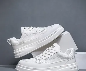 Vista laterale dettagliata di sneaker platform bianche da uomo con motivo a scacchi