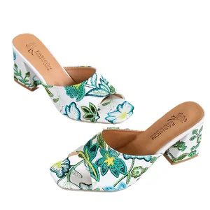 Elegante weiß bestickte Pantoletten für Damen mit Blumenmuster und modischem Blockabsatz