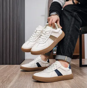 Gebroken witte heren GAT-sneakers van leer met rubberen zolen in een lifestyle setting