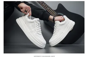 Primo piano di sneakers bianche da uomo con zeppa e trama in pelle goffrata a scacchi