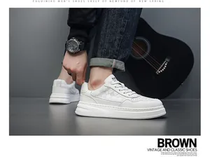 Primo piano di sneaker da uomo in pelle bianca con suola spessa in un ambiente classico stile.