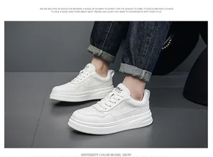 Vista dettagliata di sneaker bianche con plateau e motivi a rombi per uomo alla moda
