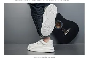 Vista laterale di sneaker in vera pelle bianca da uomo con suola spessa e grip