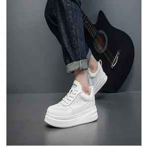 Sneakers bianche alla moda con plateau per uomo con finitura in pelle e suola