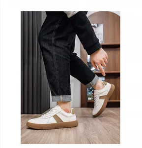 Leren herensneakers in Duitse legerstijl met gummizool, gedragen in een lifestyle setting
