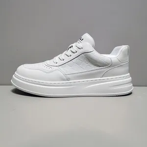 Vista laterale di sneaker in pelle bianca con suola spessa e motivo a scacchi trapuntato