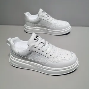 Dettaglio macro di sneaker platform in pelle bianca da uomo con motivo