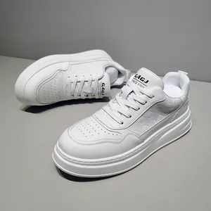 Vista dettagliata di sneaker in pelle bianca da uomo con suola spessa e stile moderno