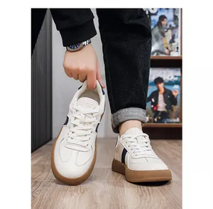 Detail van de echt leren Duitse legertrainers voor heren met rubberen zool en donkerblauwe strepen