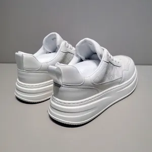 Dettaglio di sneaker platform da uomo in pelle bianca con motivi laterali a rilievo.